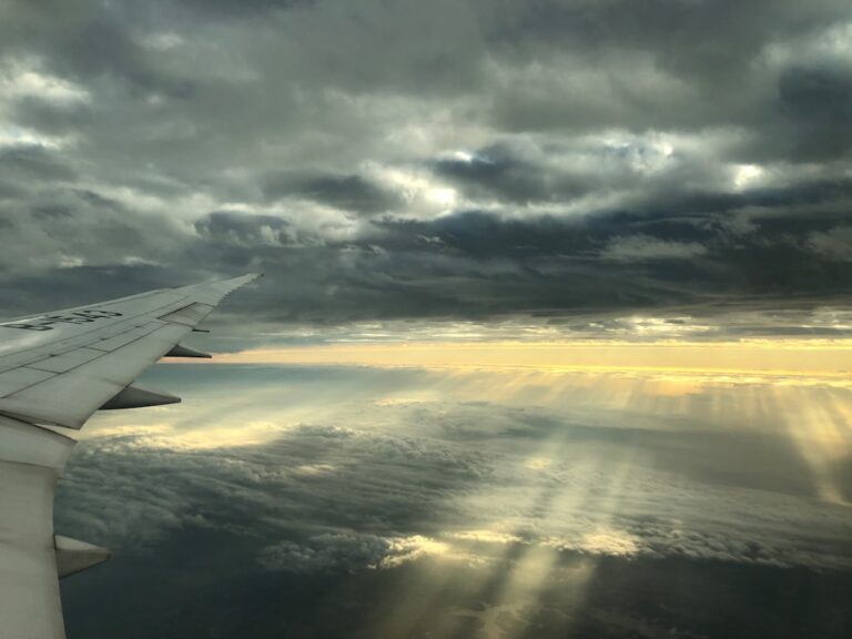 Ala di un aereo tra le nuvole - immagine di repertorio per meteo e sicurezza del volo