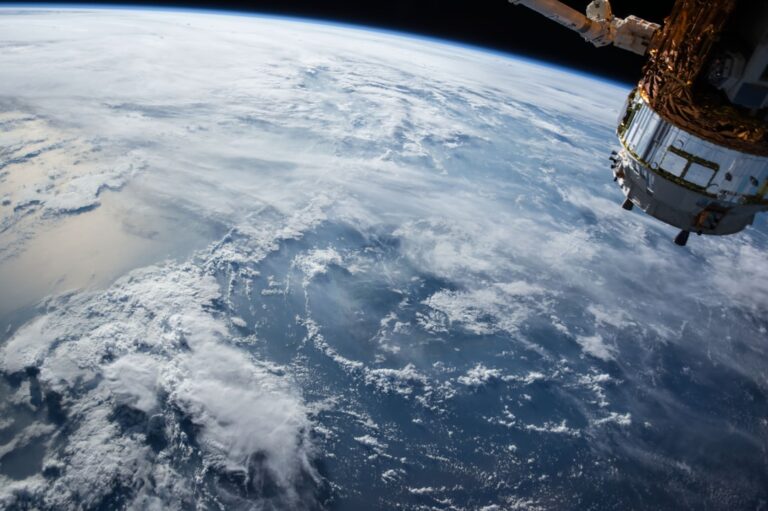 ESA, doppio rientro controllato per Cluster: Samba e Tango chiudono una missione lunga 25 anni