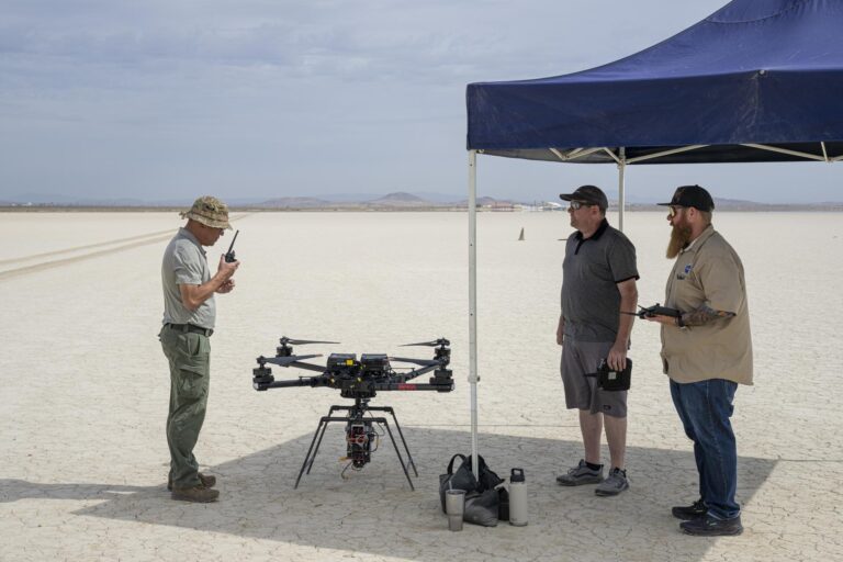 Il team NASA Armstrong prepara il drone Alta-X per un volo sperimentale con SPLICE
