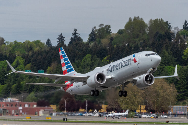 Boeing 737 MAX di American Airlines in decollo
