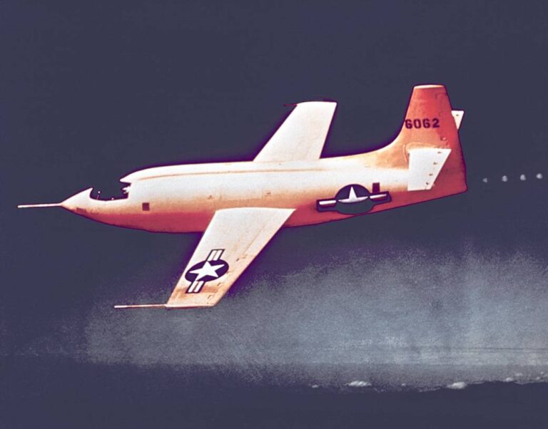 Il velivolo sperimentale Bell X-1 in volo