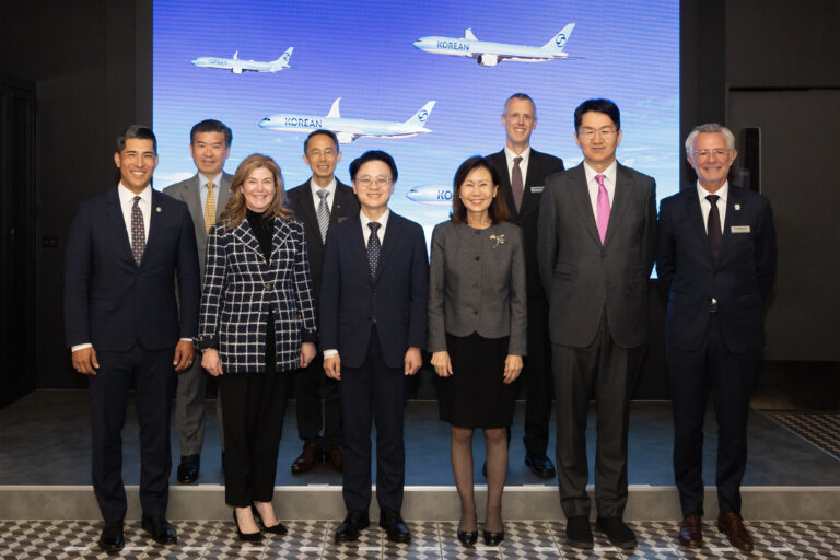 I rappresentanti di Boeing e Korean Air all'annuncio dell'ordine di 103 aeromobili