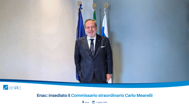 Carlo Mearelli davanti alle bandiere italiana europea ed ENAC