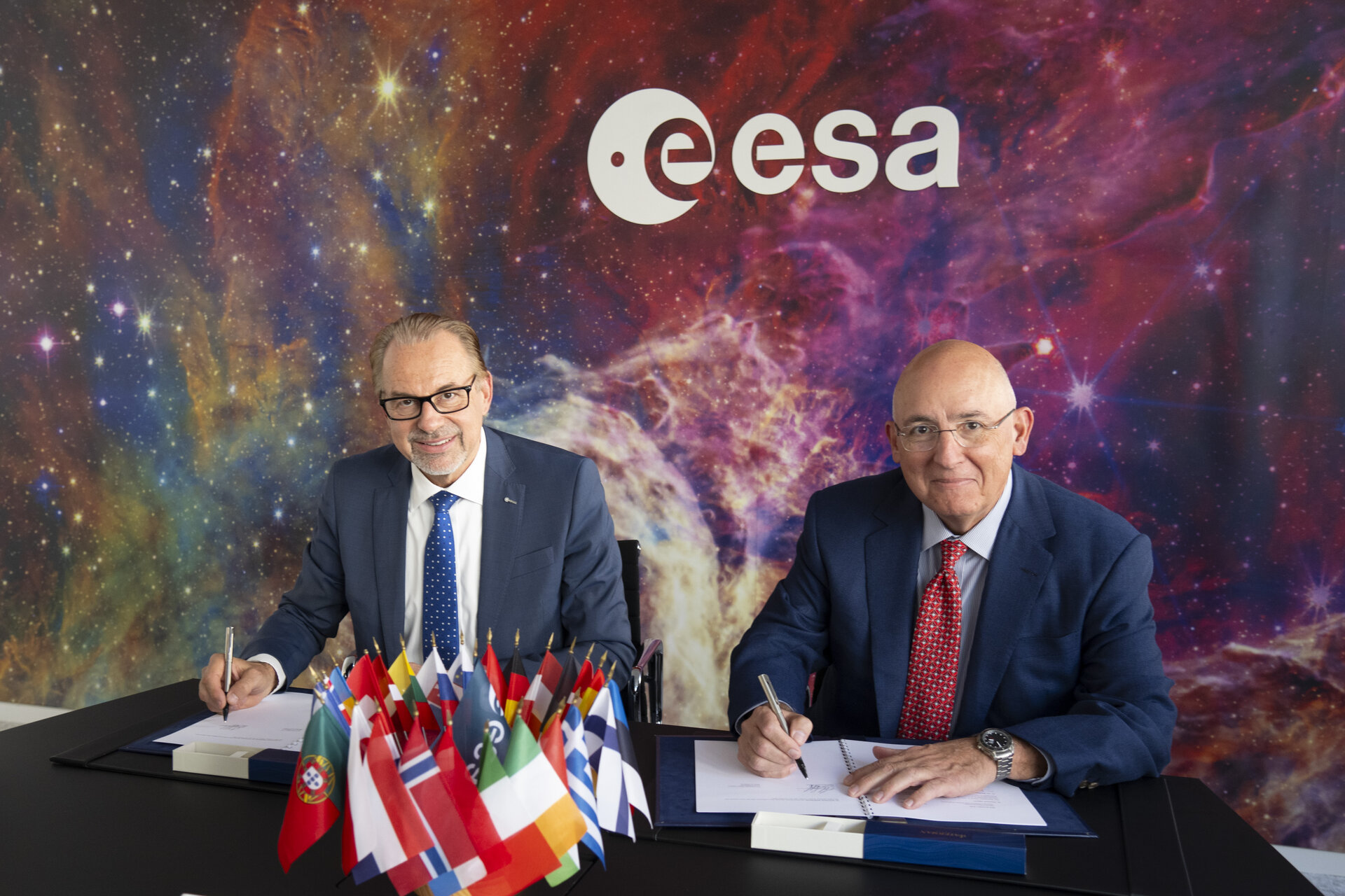 I rappresentanti di ESA e Axiom Space alla firma di un memorandum di cooperazione