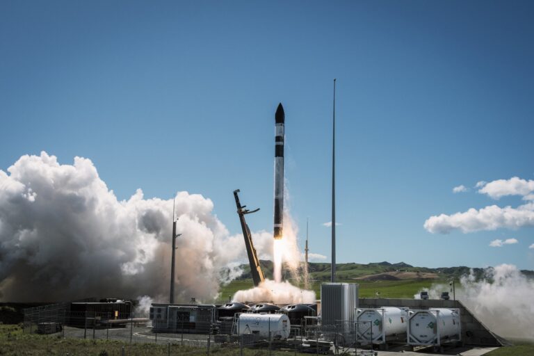 Il razzo Electron decolla dalla costa di Mahia per la missione numero 97