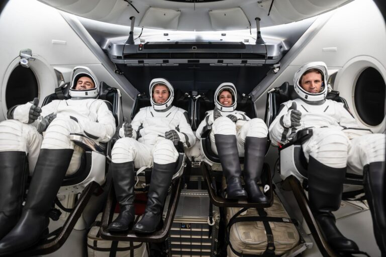 Gli astronauti Crew-13 nelle tute pressurizzate durante l’addestramento SpaceX