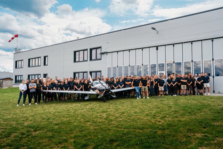 JMB Aircraft consegna il VL3 numero 700: il traguardo di una fabbrica cresciuta attorno al volo leggero
