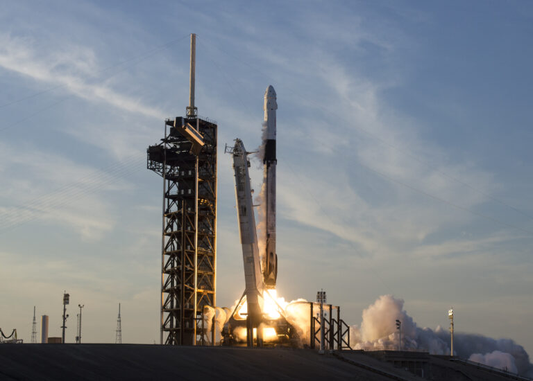 Falcon 9 e Dragon al lancio della missione NASA SpaceX Crew-10