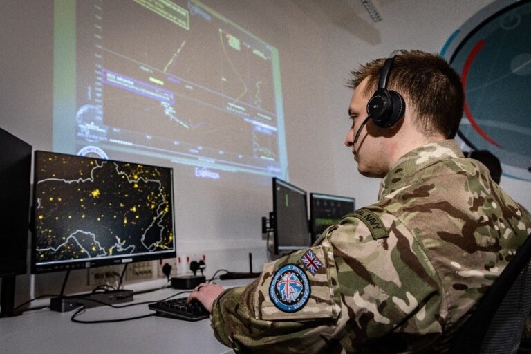 Operatore dello UK Space Command al sistema Borealis