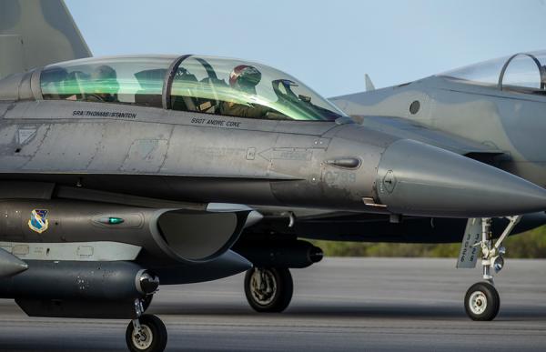 F-16 con pod sensore Legion impiegato nelle prove di collegamento HiveLink