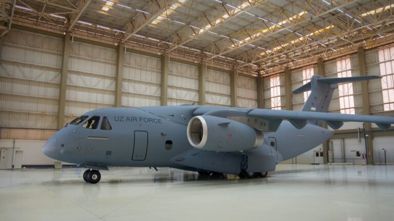 C-390 Millennium dell’Aeronautica dell’Uzbekistan in volo