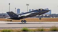 La prima F-35A tedesca 35+01 durante il primo volo a Fort Worth