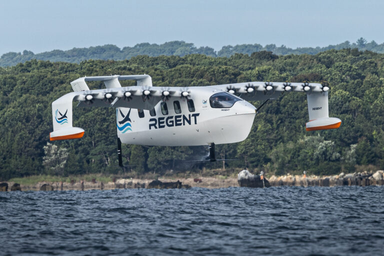 Viceroy, il seaglider elettrico porta per la prima volta un equipaggio in volo