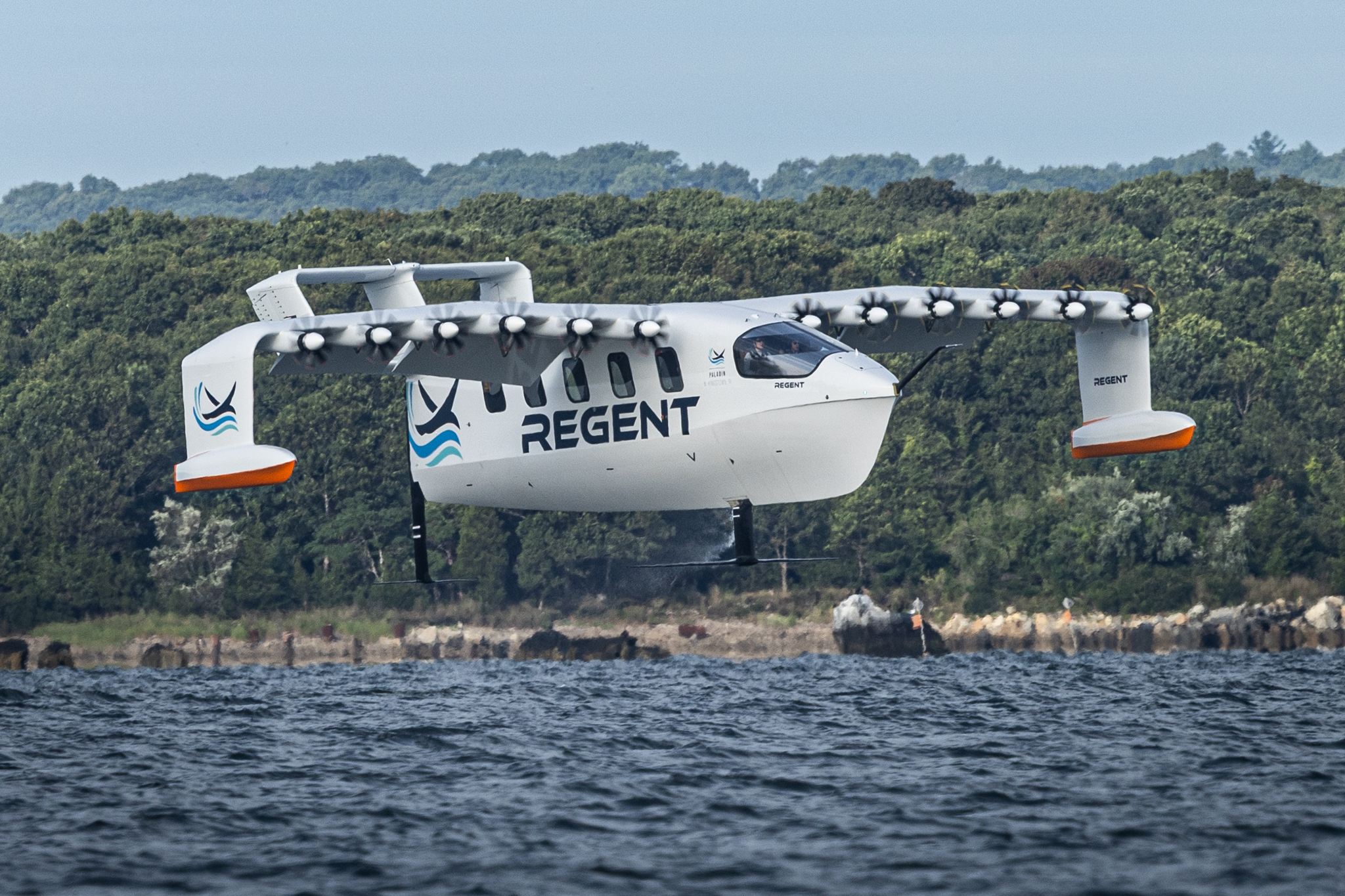 Il prototipo elettrico REGENT Viceroy Seaglider durante il primo volo con equipaggio