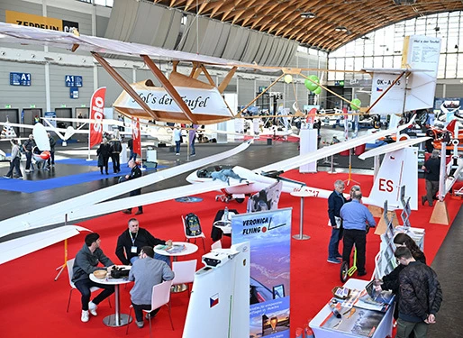 Aliante in volo sopra un paesaggio montano, immagine ufficiale AERO Friedrichshafen