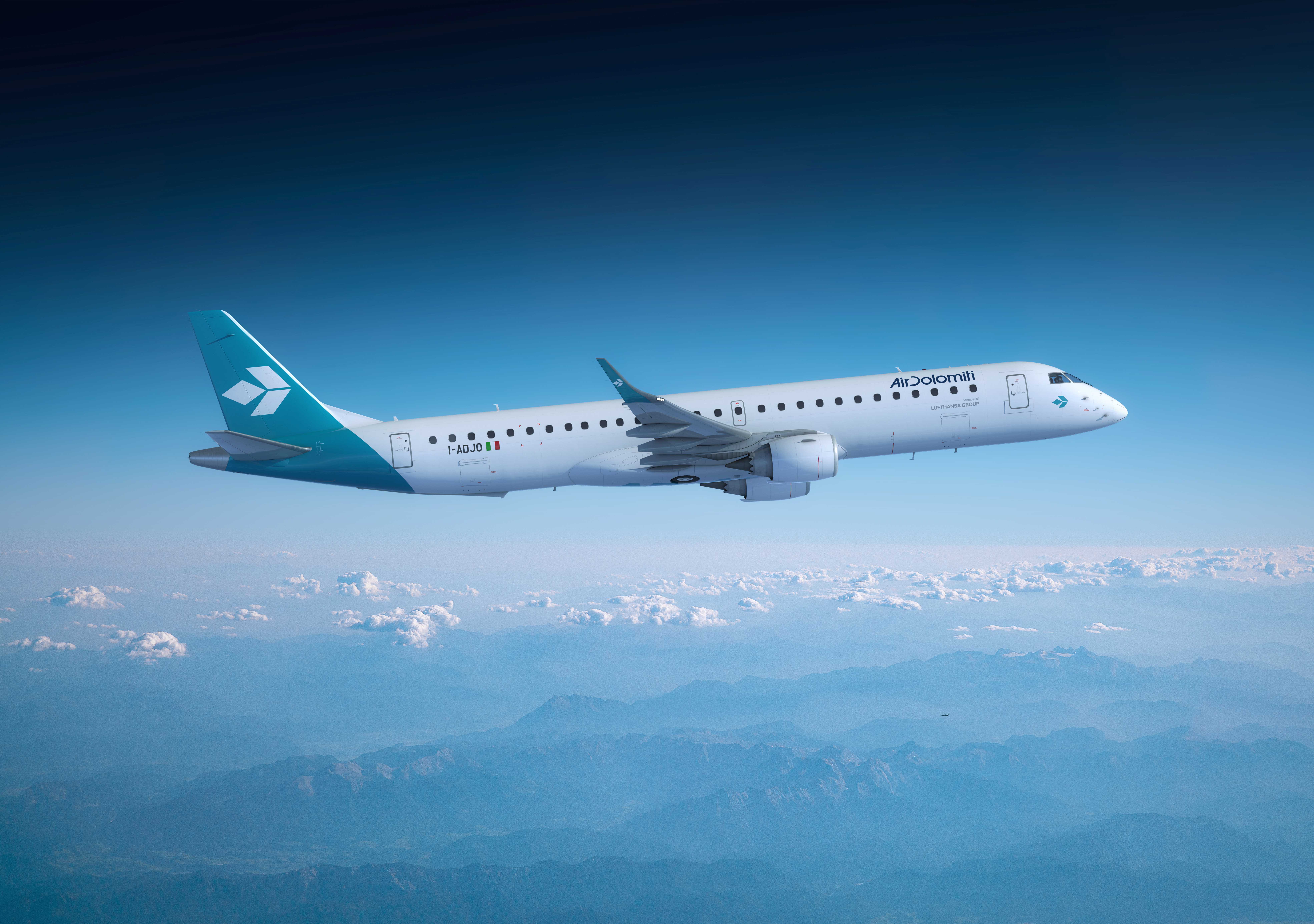 Un Embraer E195 di Air Dolomiti in volo
