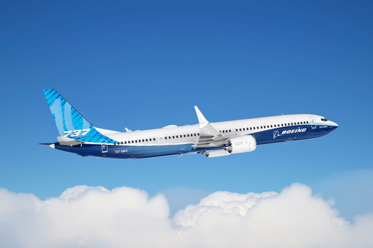 Boeing 737-10 in volo sopra le nuvole