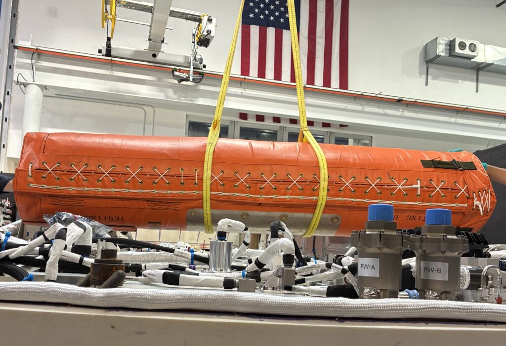 Tecnici effettuano il controllo di ingombro della zattera UNI-PAC III nella capsula Starfall