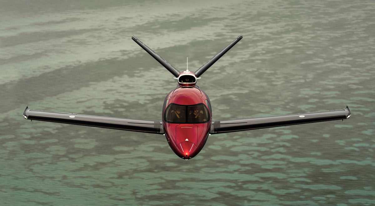 Cirrus G3 Vision Jet rosso in volo sopra la costa