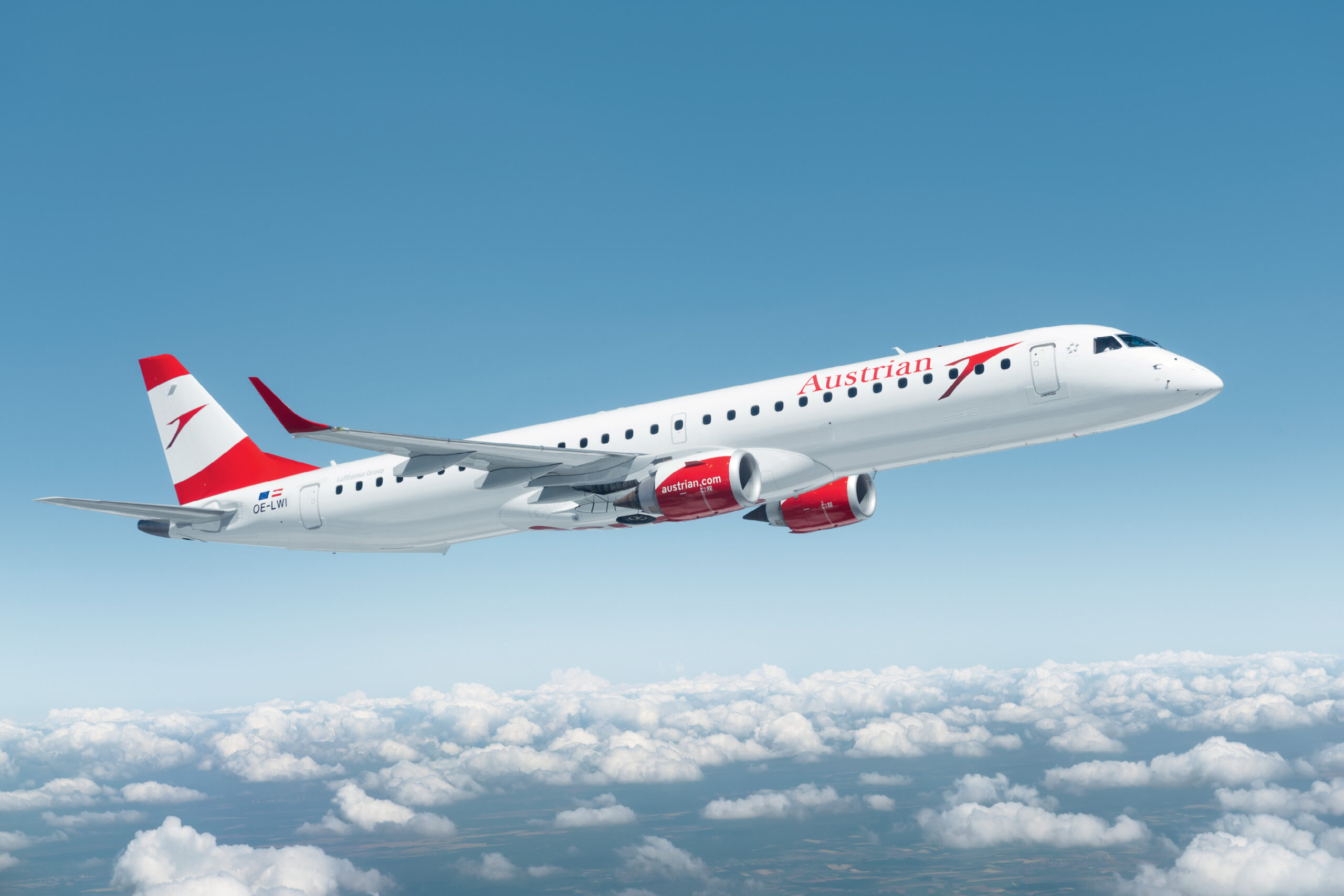 Embraer E195 di Austrian Airlines in hangar con personale tecnico
