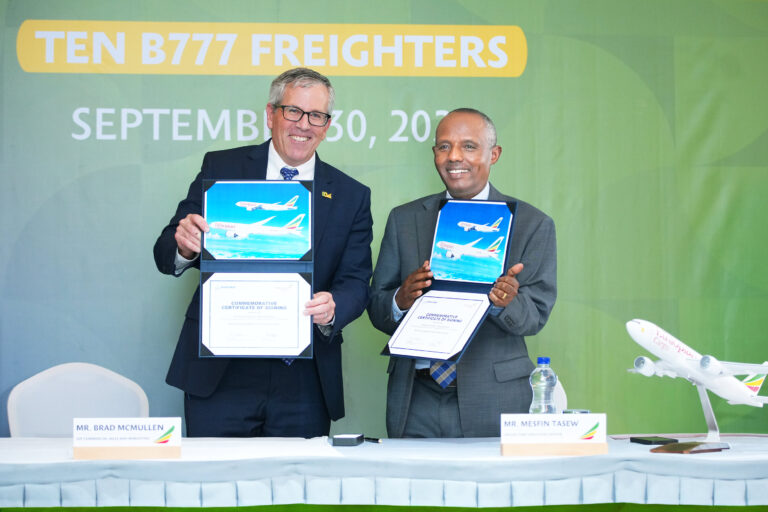 Brad McMullen di Boeing e Mesfin Tasew di Ethiopian Airlines alla firma dell’ordine per dieci cargo 777