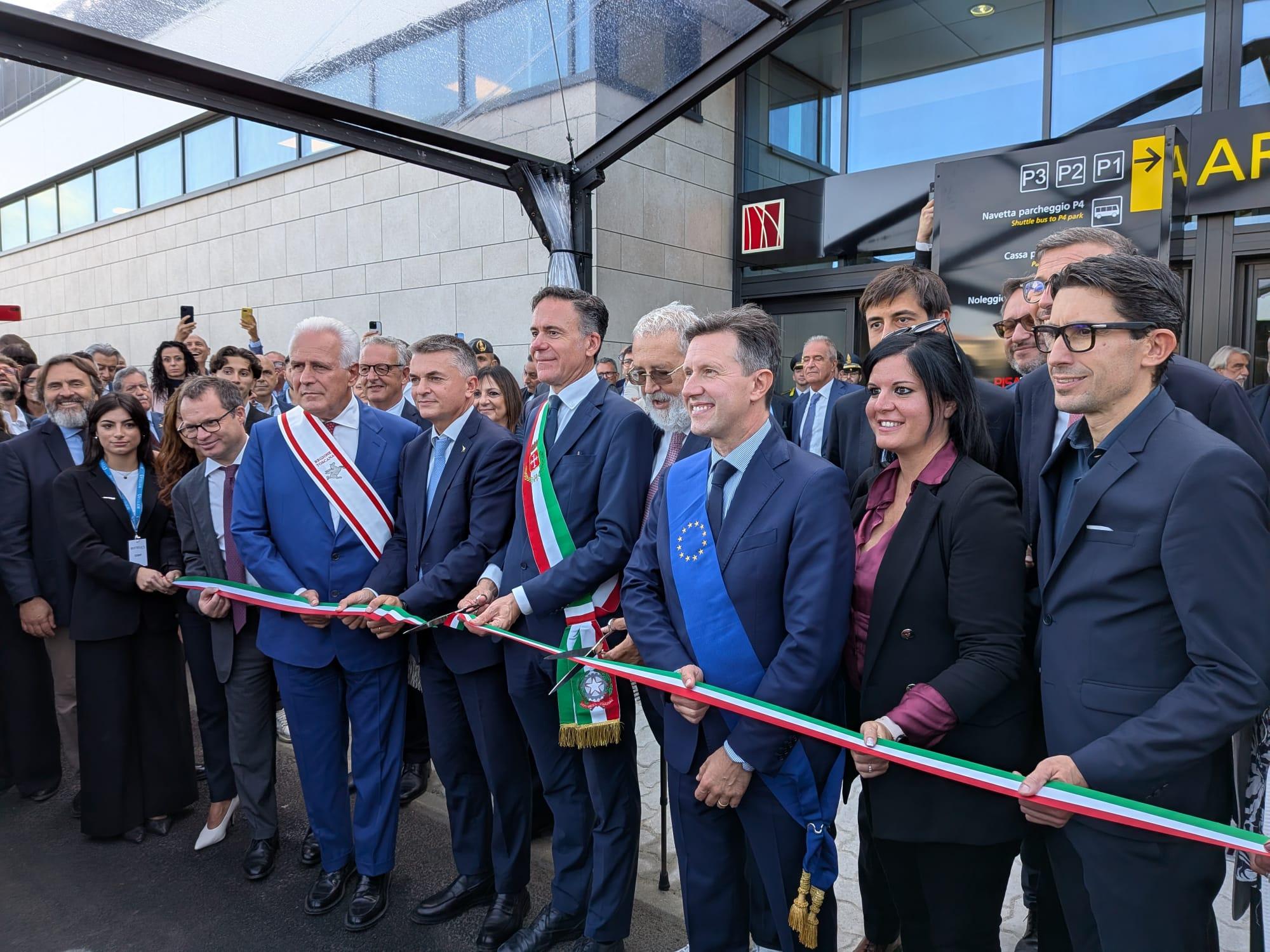 Taglio del nastro del nuovo terminal Arrivi dell'aeroporto Galileo Galilei di Pisa