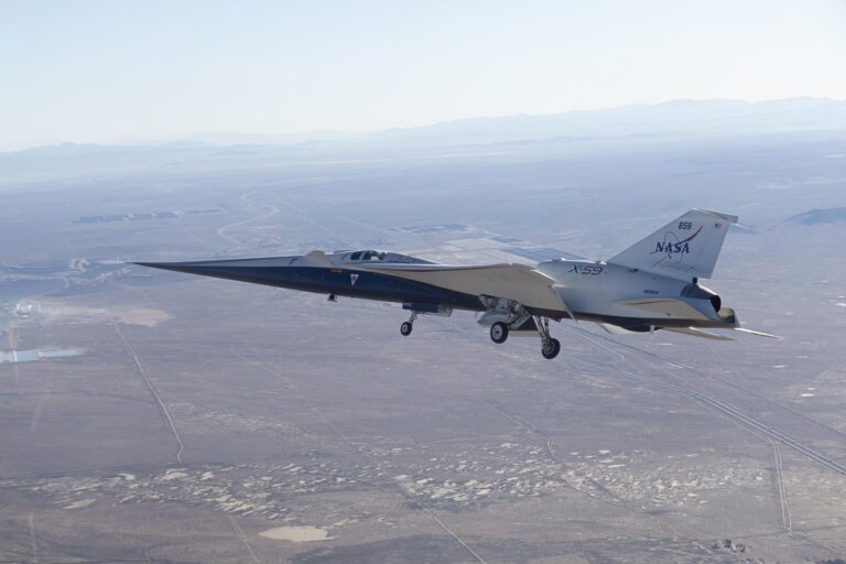 Il velivolo sperimentale supersonico NASA X-59 in volo sopra la California