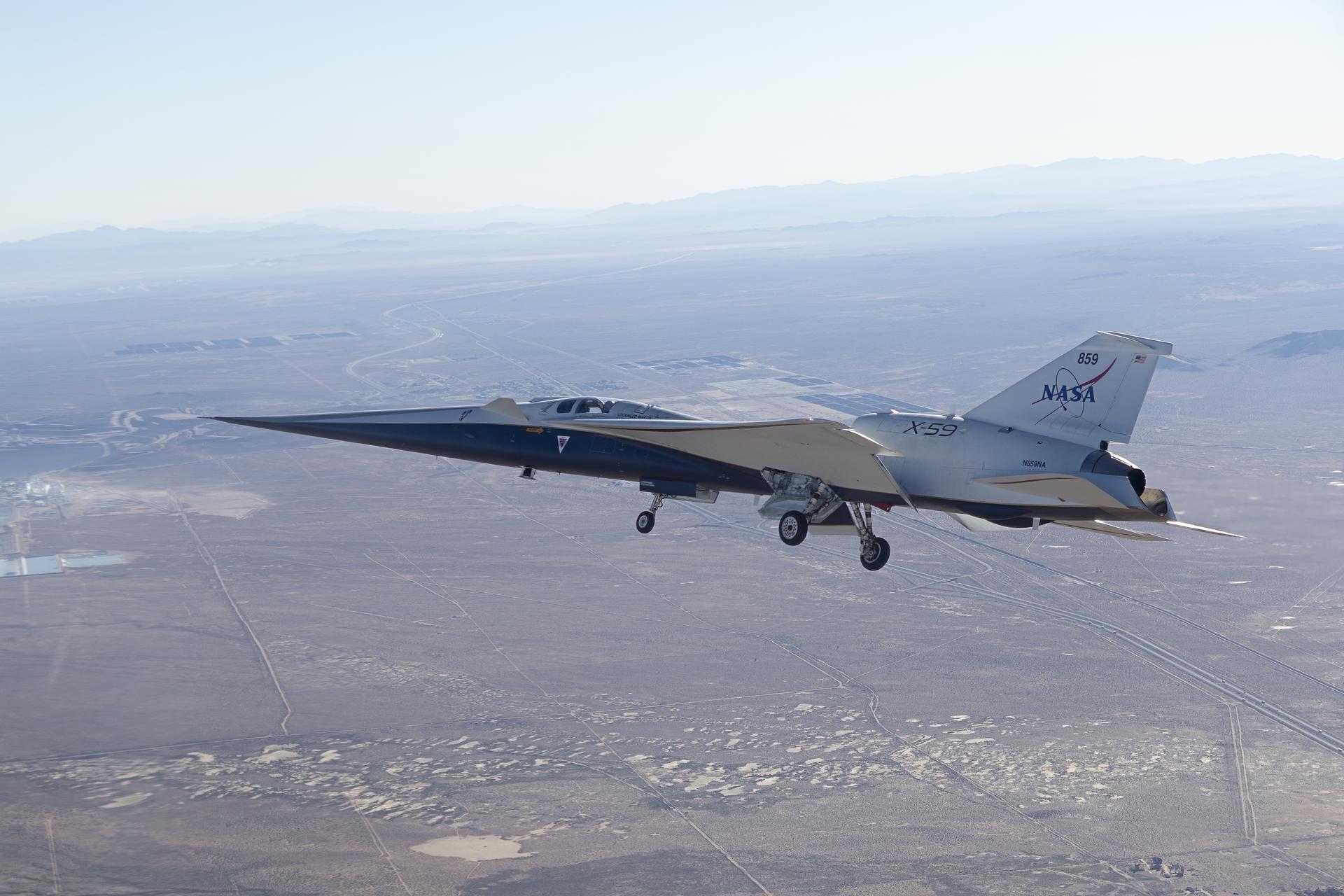 Il velivolo sperimentale supersonico NASA X-59 in volo sopra la California