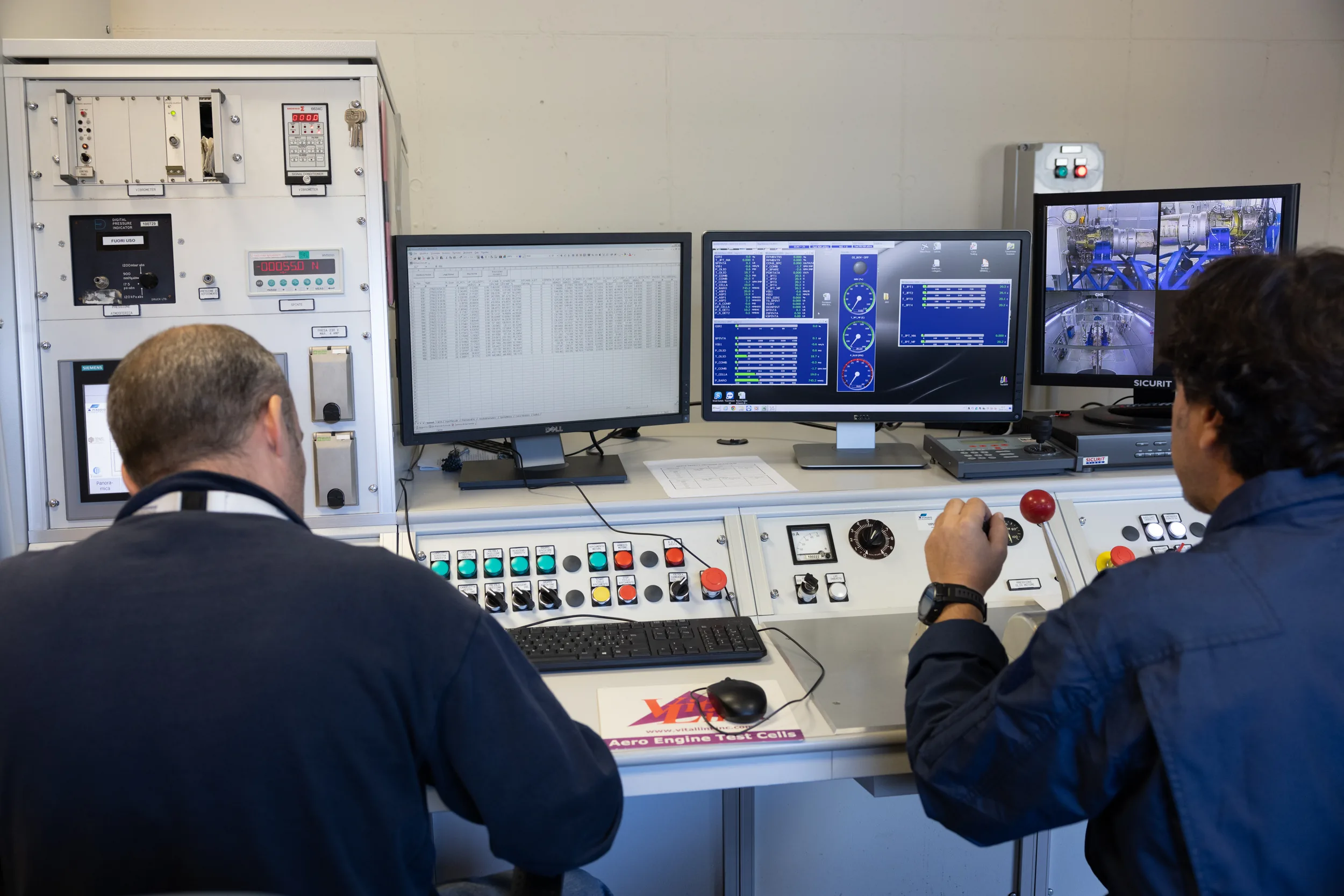Attività di manutenzione su un motore aeronautico Piaggio Aerospace