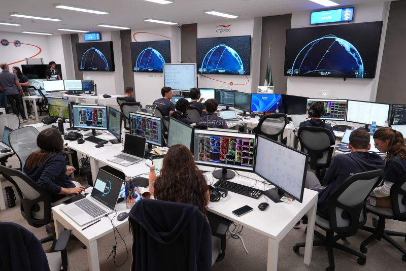 Sala di controllo Argotec durante il lancio del satellite sviluppato con Rheinmetall Italia